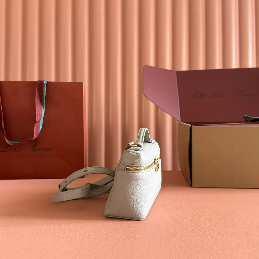 p1160💋💋💋【Original leather configuration counter complete set of packaging】 𝐋𝐨𝐫𝐨 𝐏𝐢𝐚𝐧@ Extra pocket L19 series handbag/crossbody bag, all steel, the most comfortable life is the undefined life, just like loro The material design of pian@ does not require complicated design styles. The simple and soft outline is elegant and durable, like an exquisite cosmetic case, which perfectly balances appearance and functionality. The leather is delicate and feels as soft as butter. The small bag has a large capacity. It is not only portable with a thin shoulder strap, but can also be worn cross-body. Sisters who have a special liking for minimalist style can buy it. It is simple and versatile. The simpler, the more different. Stars and Instagram celebrities are all planting it. There are two sizes of 19 cm and 27 cm. One is exquisite and casual, and the other is elegant and grand. Size: Small: length 19×width 7×height 12cm (